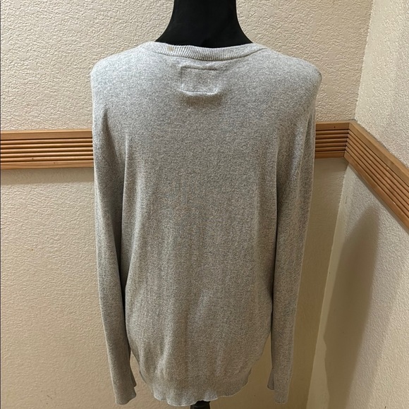 American Eagle Outtfitters Classic Fit Gray V-Neck Sweater Size L - Picture 5 of 9